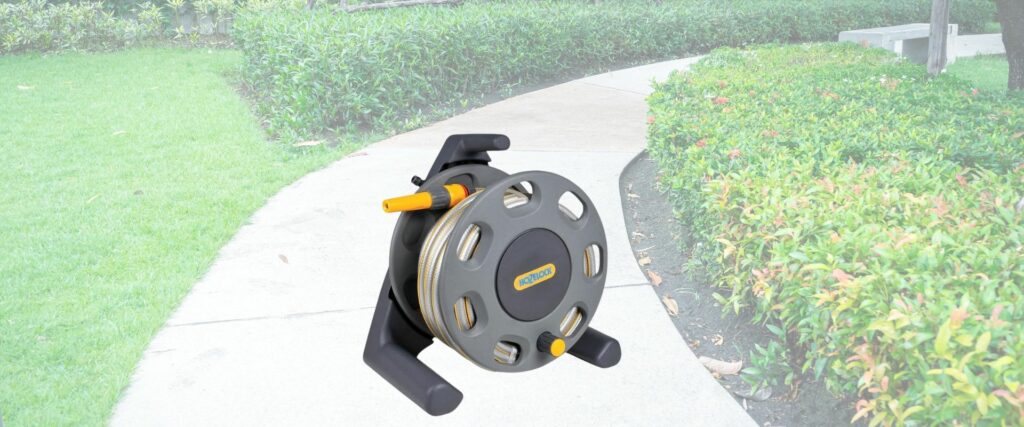 HOZELOCK - Compact Hose Reel 25m (ø 12.5 mm) : Integrated Handle, Supplied with 25m of Multi-purpose Hose, Fittings and Nozzle, Max. Capacity 30m [2412P0275]
